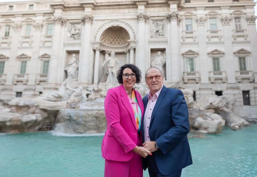 Rome: Iconic Trevi Fountain Private Photoshoot Experience - How the photographer helps you look natural