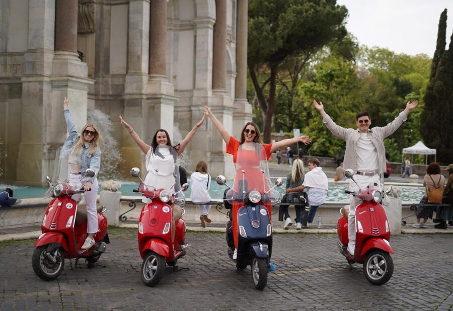 Rome: Photography Service by Vespa Scooter - Meeting at Via del Colosseo 31