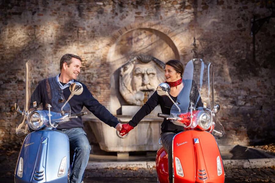 Rome: Vespa Photo Tour with City Center Pickup - The Colosseum sets the scene