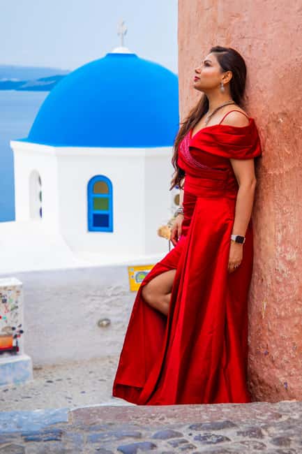 Santorini: 40-minute Photoshoot in Oia - Meeting Mike at Oia’s Bus Stop