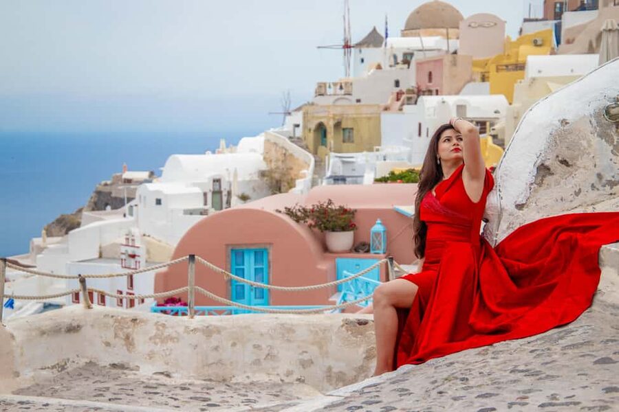 Santorini: 40-minute Photoshoot in Oia - Who Will Get the Most From This Experience