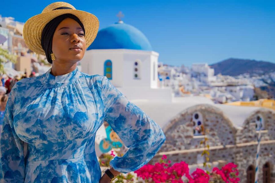 Santorini: 40-minute Photoshoot in Oia - The Value of a 20 to 40-Minute Session