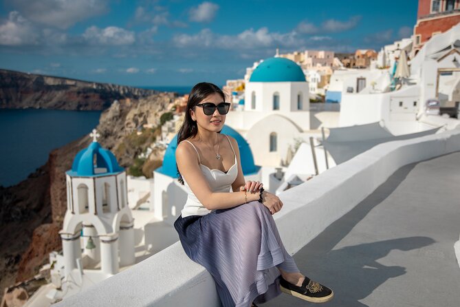 Santorini couple photoshoot with 50 edited photos! - Timing, crowds, and the weather question