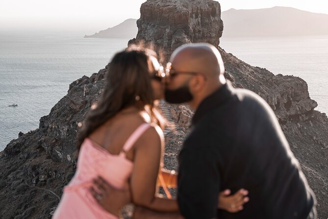 Santorini: Customized Private Photoshoot Walk in Oia - How many photographs you receive