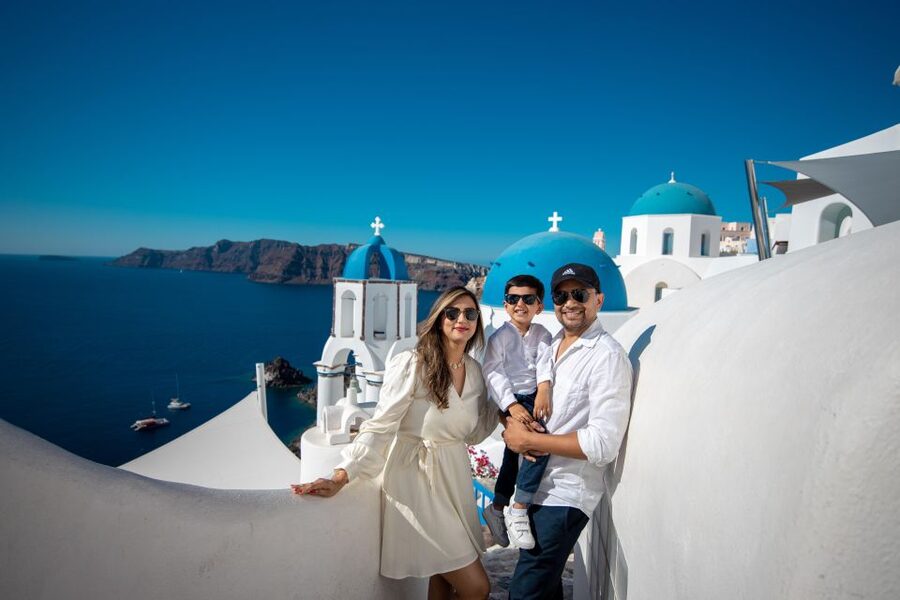 Santorini Family Photoshoot (Oia Village) - Key points to know before you book