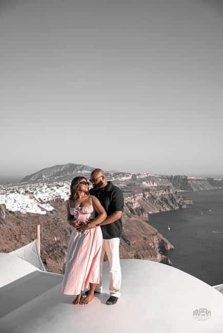 Santorini: Oia Private Couple Photoshoot with 35 Photos - Posing help for couples who feel awkward