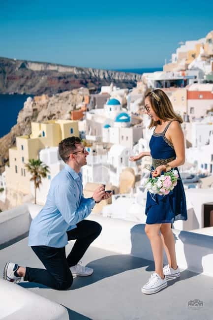 Santorini: Oia Private Couple Photoshoot with 35 Photos - What arrives after the session