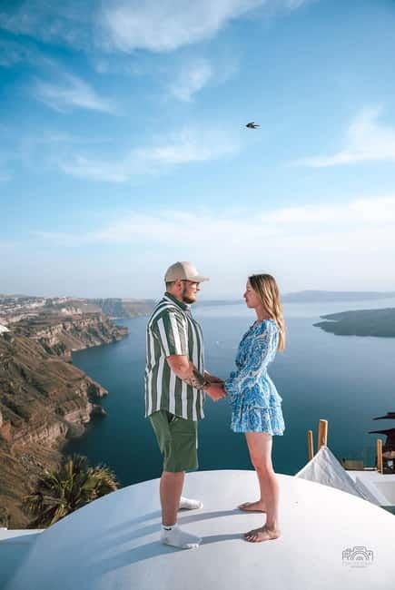 Santorini: Oia Private Couple Photoshoot with 35 Photos - Timing, light, and the 20-minute option