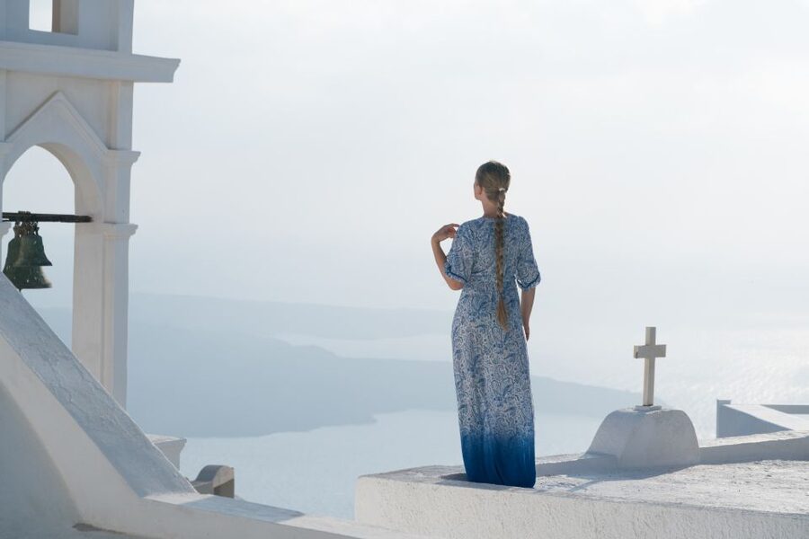 Santorini: Private Photo Shoot in Fira or Imerovigli - The photographers and the personal touch