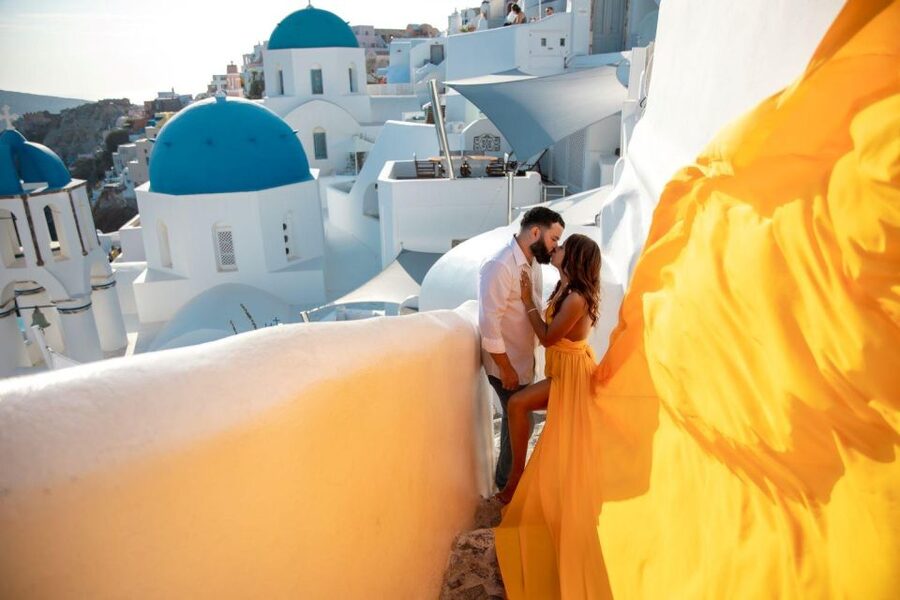 Santorini: Unique Flying Dress Photoshoot Experience - What makes the Oia setting special