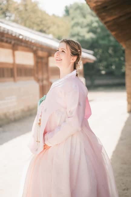 Seoul: Professional Hanbok Photography at Gyeongbok Palace - Choosing a hanbok that photographs well