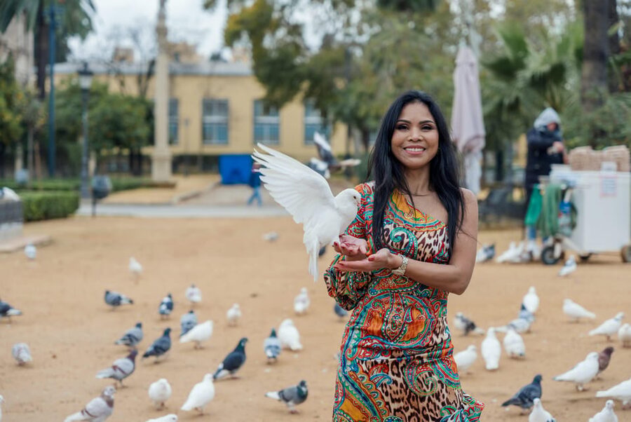 Seville: Professional Photoshoot at Plaza de España - Meeting Near Torre Norte