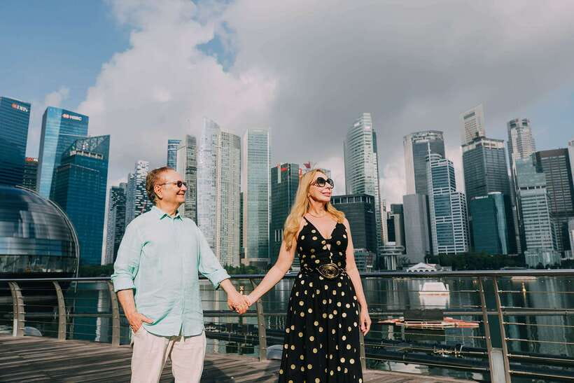 Singapore: Moments in the City Private Photography Session - Posing help for people who feel awkward