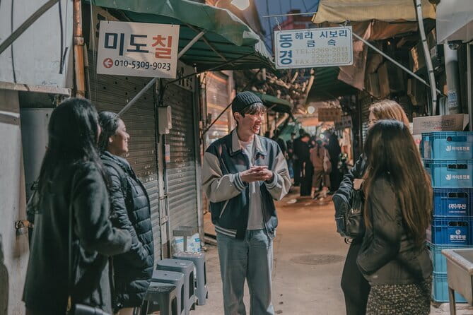 Street photoshoot and Seoul Hidden gem History Walking Tour - Following Cheonggyecheon Stream at Golden Hour