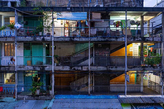 Sundown in the Colony Photo Tour - Ho Thi Ky Flower Market after the light changes