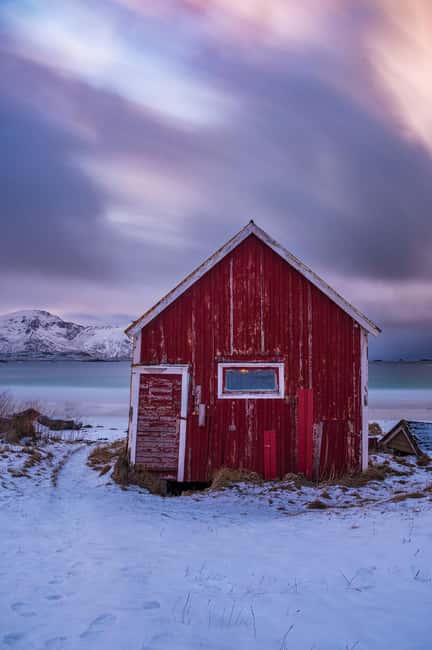Svolvær: Reine, Hamnøy, Sakrisøy: Photographer’s Dream Tour - Hamnøy delivers the classic red-cabin view