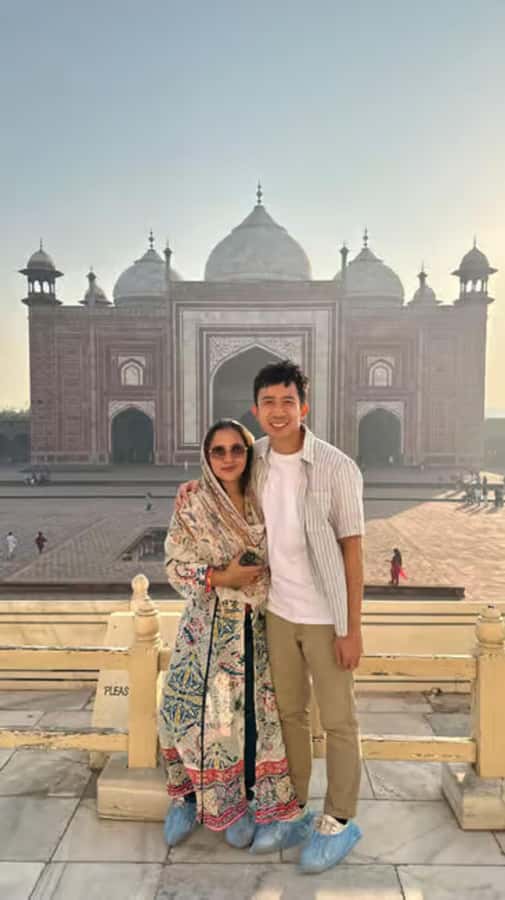 Taj Mahal Professional Photography or Guide Sunrise Tour - A photo session beside the white marble