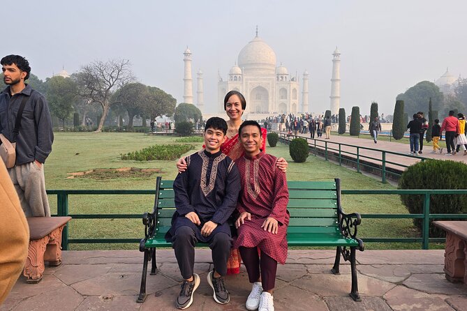 Taj Mahal Tour With Professional Photographer With Rental Saree - What the private format means for you