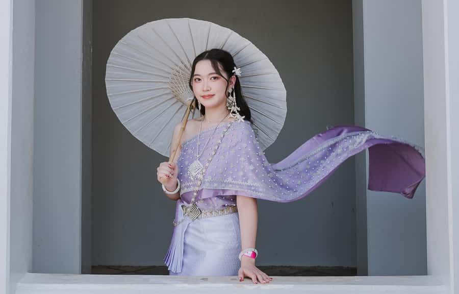 Thai Costume Photographer at Wat Arun/Pho in Bangkok - Choosing and arranging the Thai costume