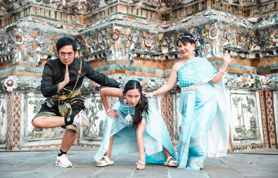 Thai Costume Photographer at Wat Arun/Pho in Bangkok - What happens at Wat Arun