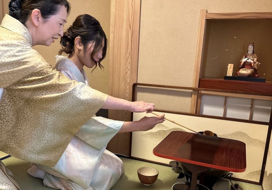 Tokyo:Genuine Tea Ceremony, Kimono Dressing, and Photography - Making your own matcha