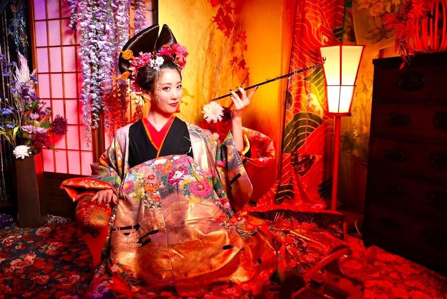 Tokyo: Private Makeover Photography Studio in Luxury Kimono - Choosing the Kimono, Hair Accessories, and Props