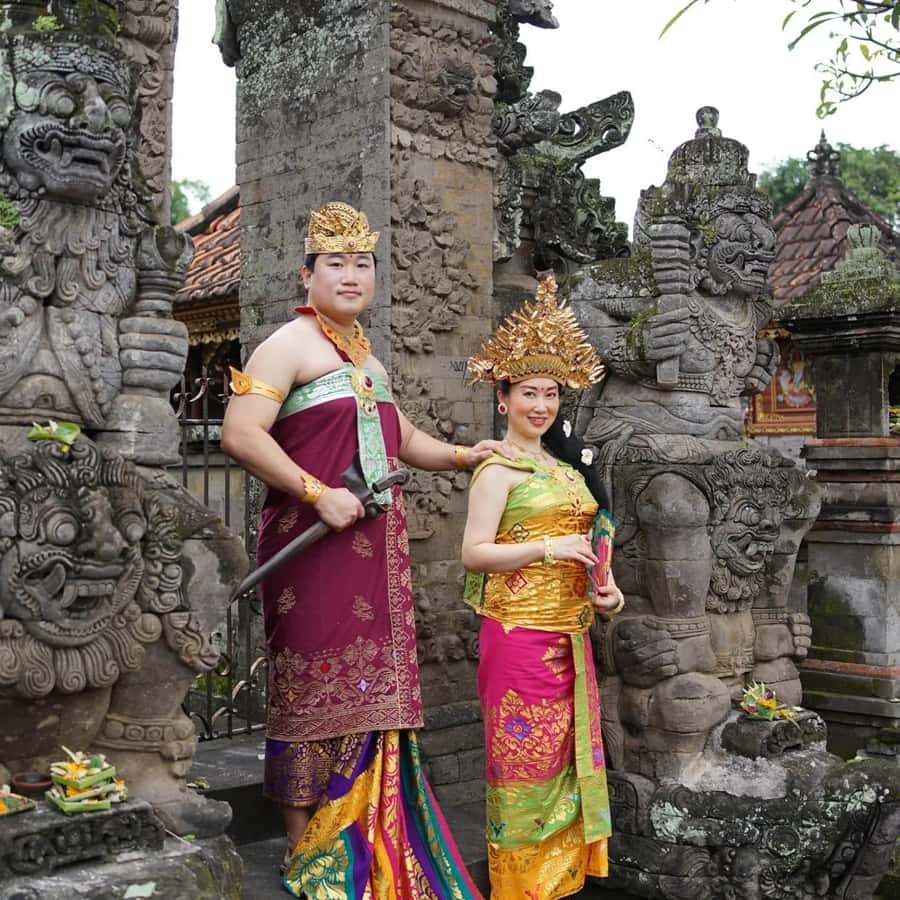 Ubud: Balinese Costume Photoshoot with Make Up - Hair and makeup by a local artist