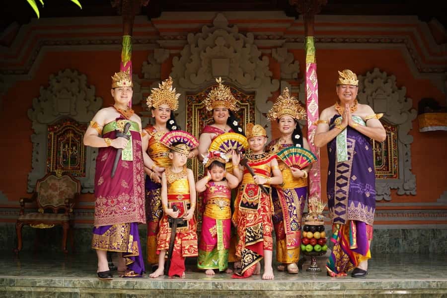 Ubud: Balinese Costume Photoshoot with Make Up - Choosing a Balinese costume