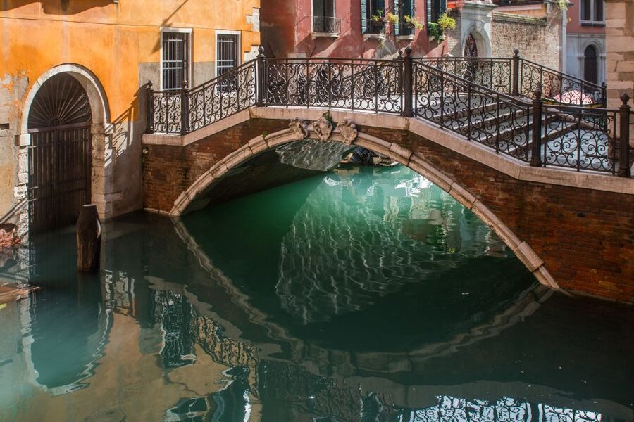 Venice: 2-Hour Private Photo Walk - Languages, meeting details, and sensible preparation