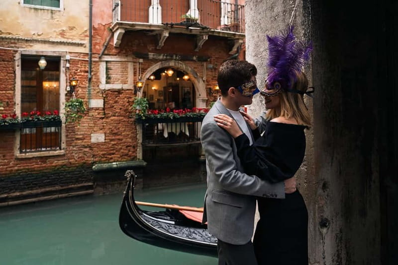 Venice private photo shoot with a local photographer! - Wandering through quiet lanes and canals