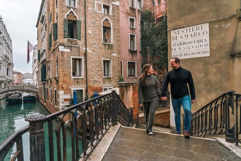 Venice private photo shoot with a local photographer! - Natural direction instead of stiff posing