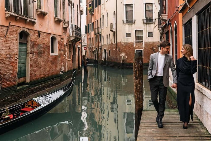 Venice private photo shoot with a local photographer! - Starting near the famous sights