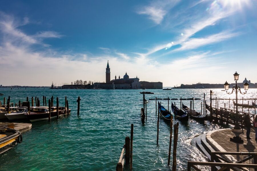 Venice: St Mark’s, Rialto & Instagrammable Gems Walking Tour - Reaching Rialto and checking the route details