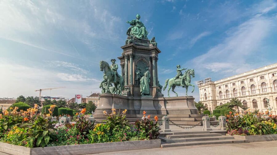 Vienna: Christmas Photoshoot with a Pro Photographer - How much photography and history should you expect?